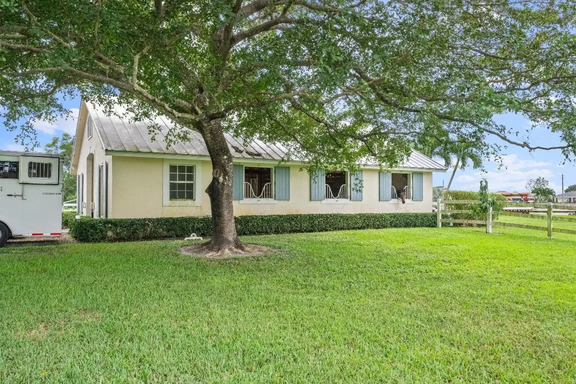 Exterior photo 4