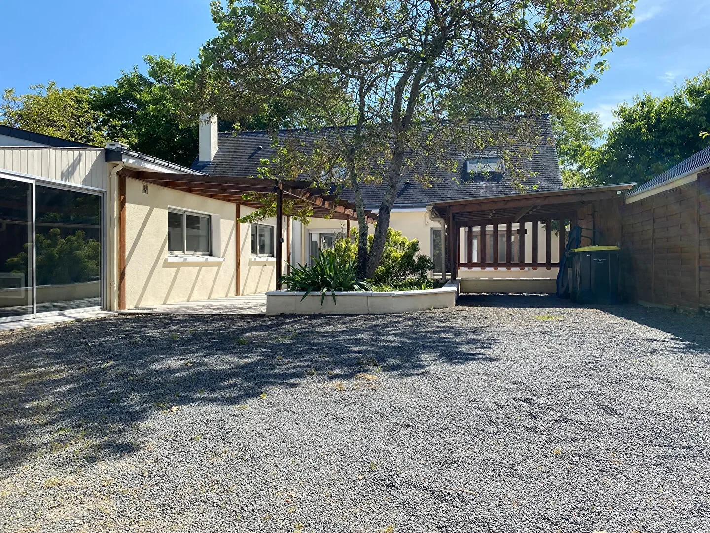 Exterior photo 6