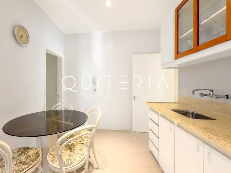 Apartamento à uma quadra da praia do Leblon com 4 quartos e 2 vagas à venda