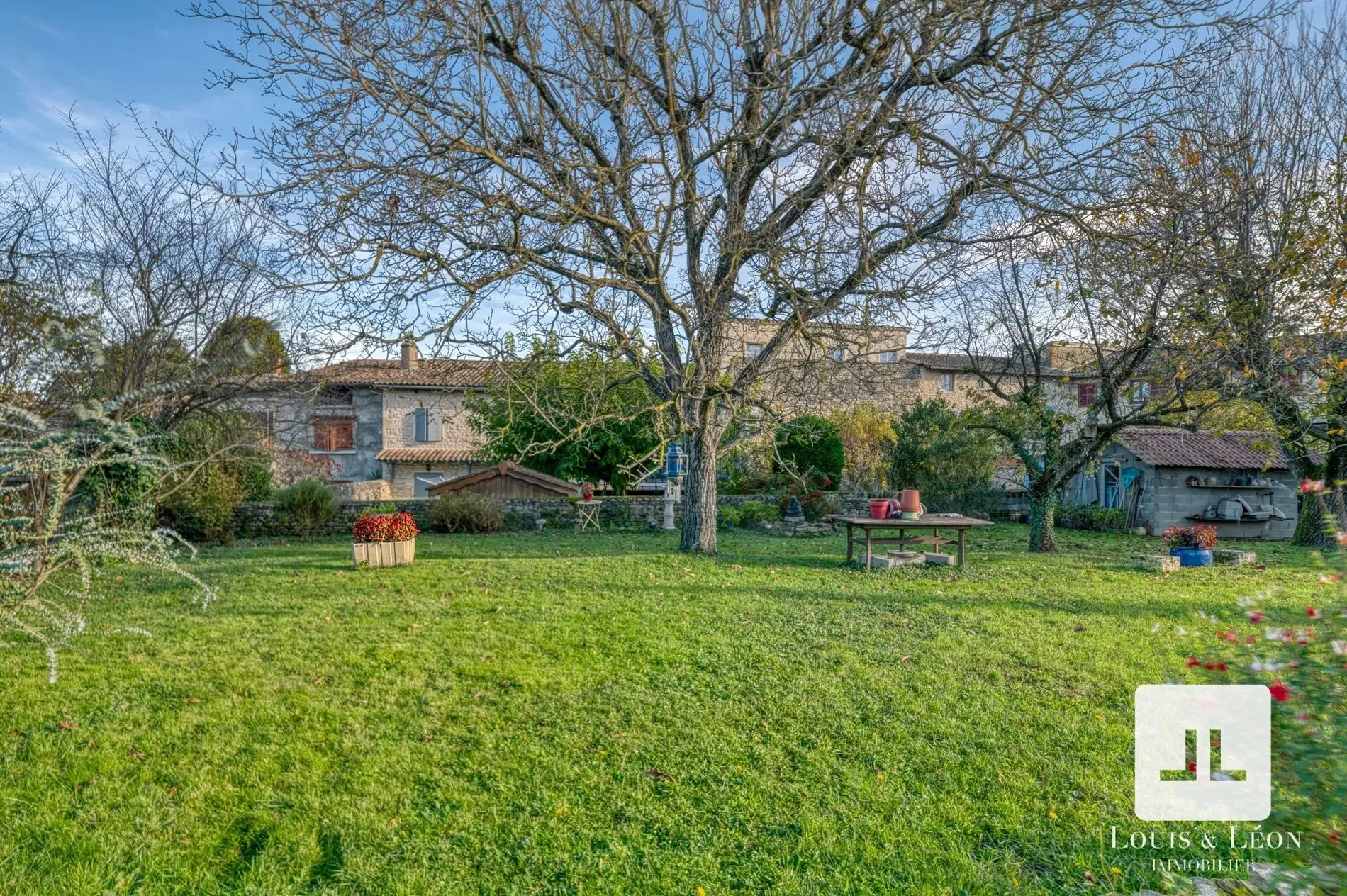 Exterior photo 4