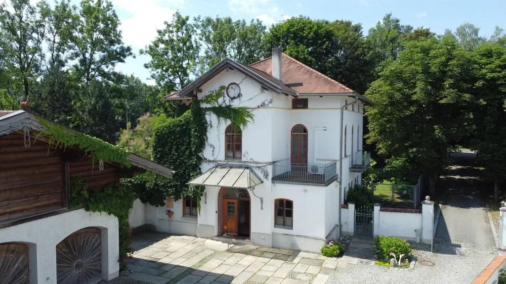 Exterior photo 1