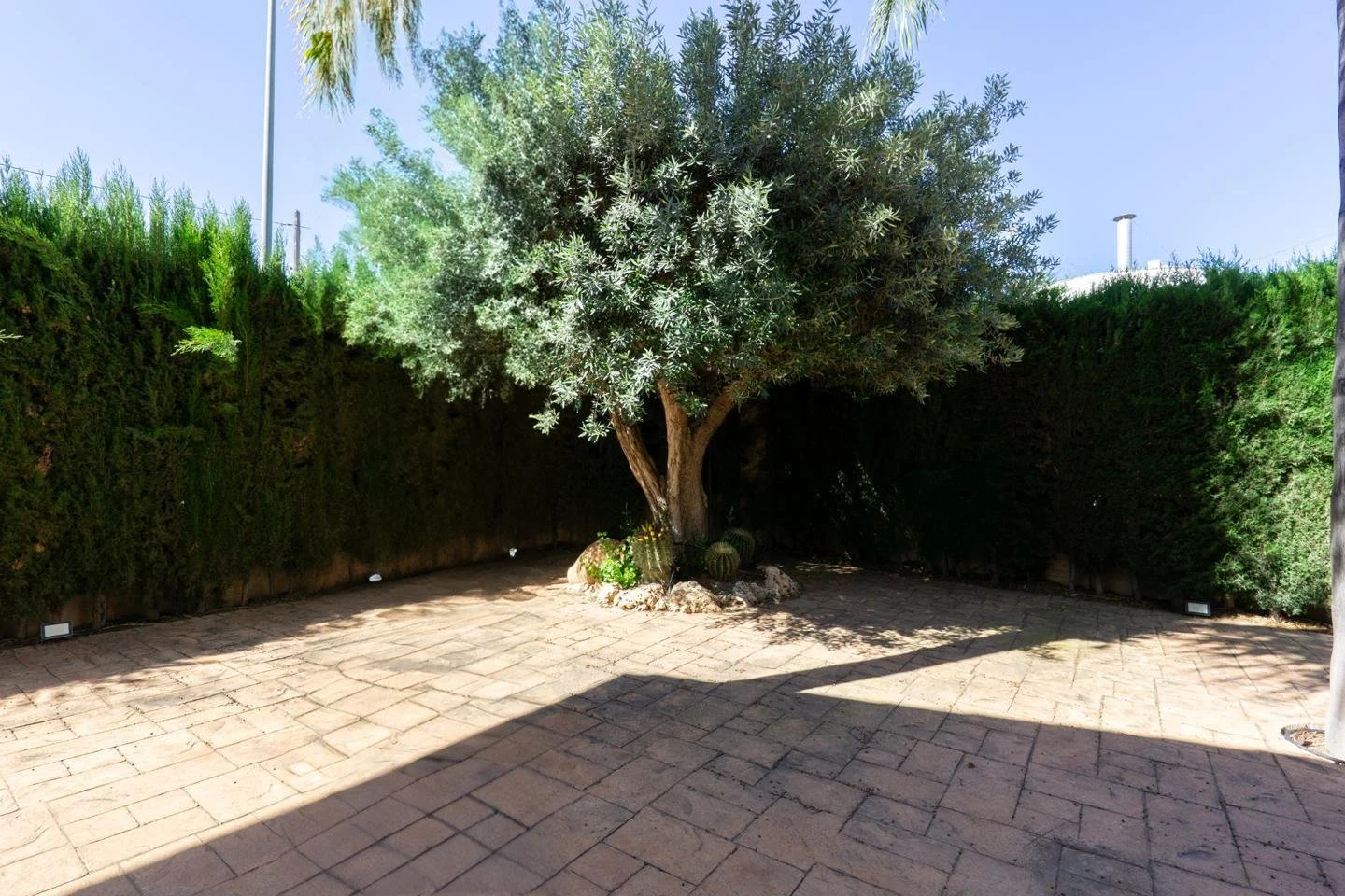 Exterior photo 4