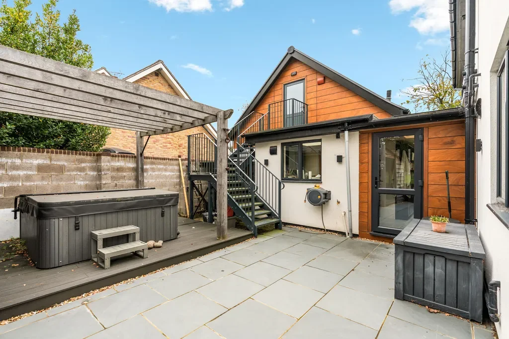 Exterior photo 8