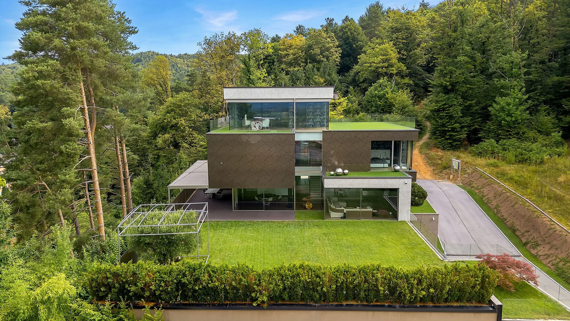 Exterior photo 2