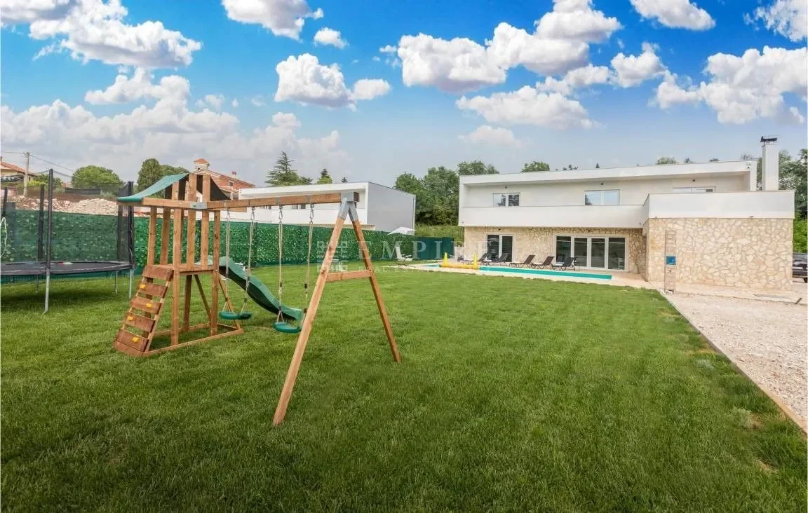 Exterior photo 9
