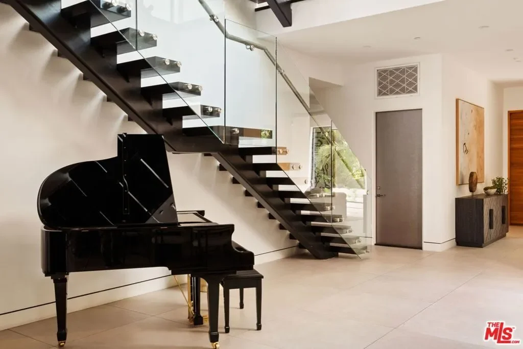 816 N Stanley Avenue, Los Angeles, California, United States. - Photo 22
