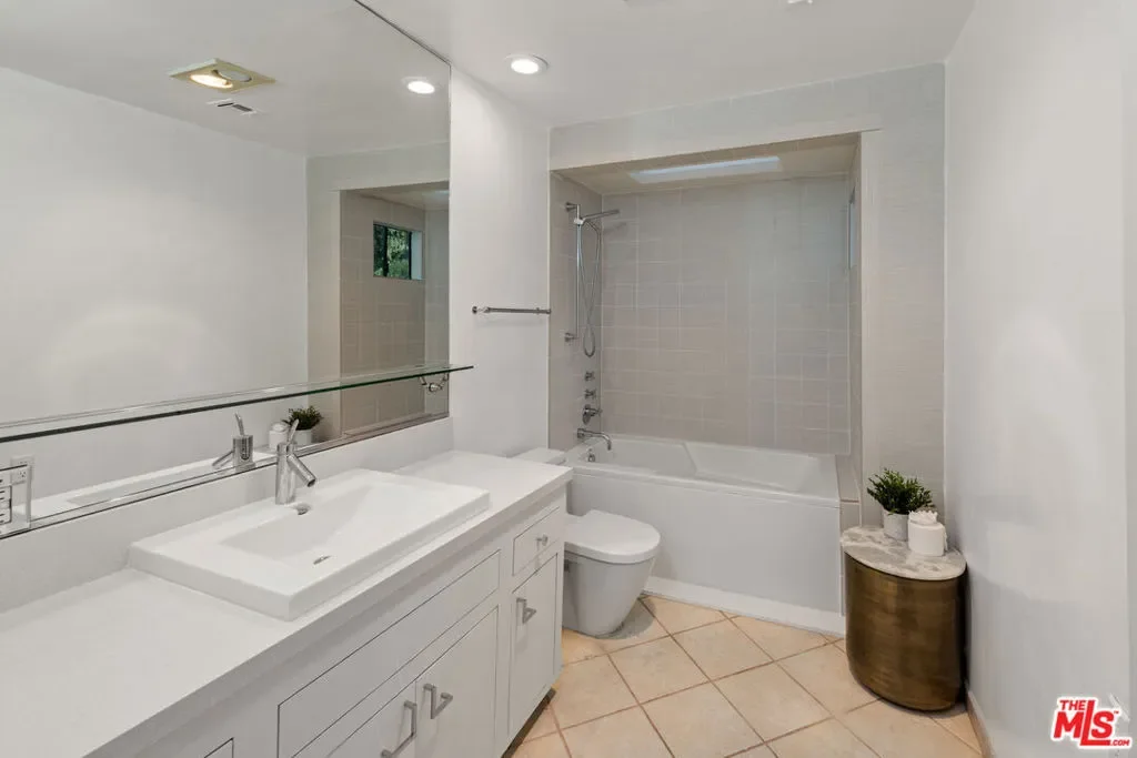 1790 Viewmont Drive, Los Angeles, California, United States. - Photo 28