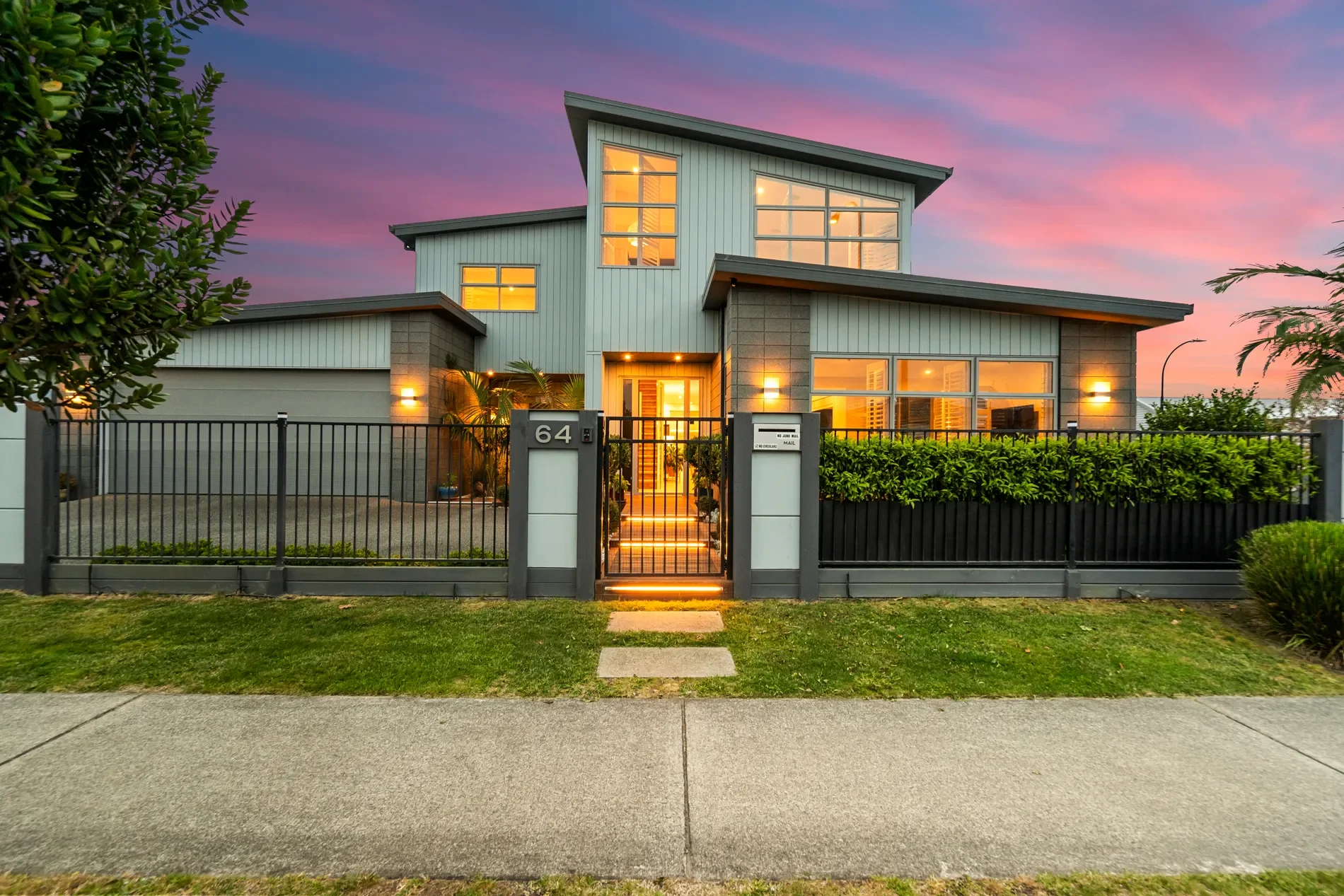 Exterior photo 5