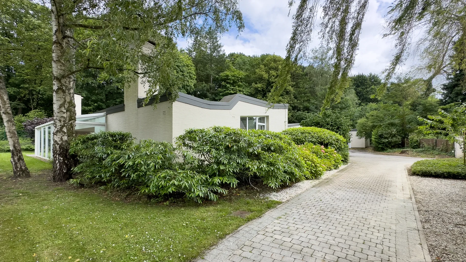 Exterior photo 2
