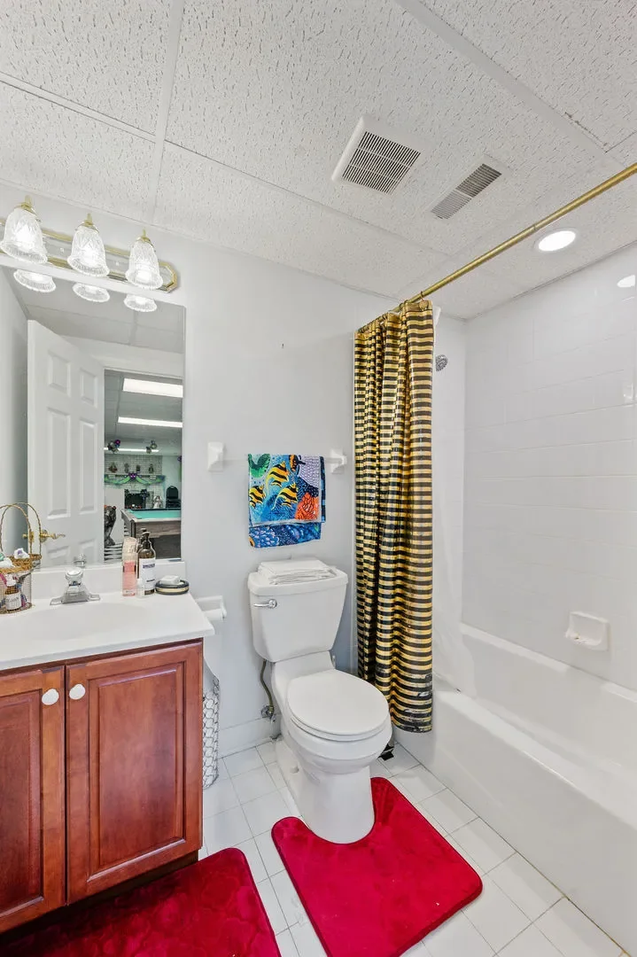 28951 Forest Lake Lane, Libertyville, Illinois, United States. - Photo 32