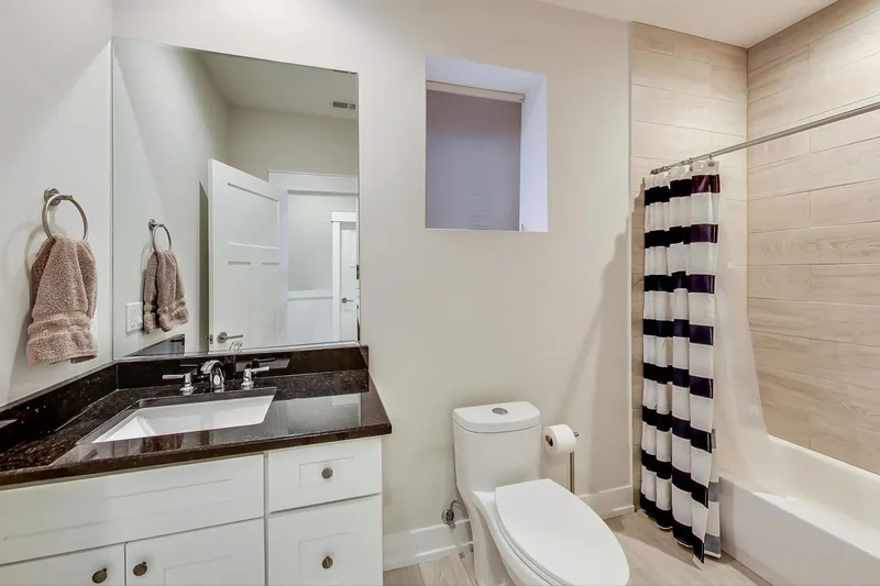 6555 N Oxford Avenue, Chicago, Illinois, United States. - Photo 20