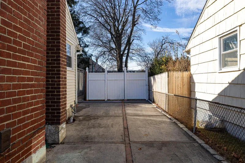 5 Gardner Ave , Hicksville, NY 11801, Hicksville, New York, United States. - Photo 3