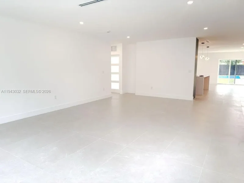 588 Palmetto Dr, Miami Springs, Florida, United States. - Photo 11