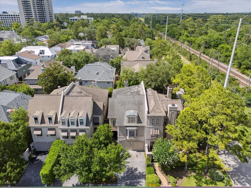 2 S Briar Hollow Lane, Houston, Texas, United States. - Photo 20