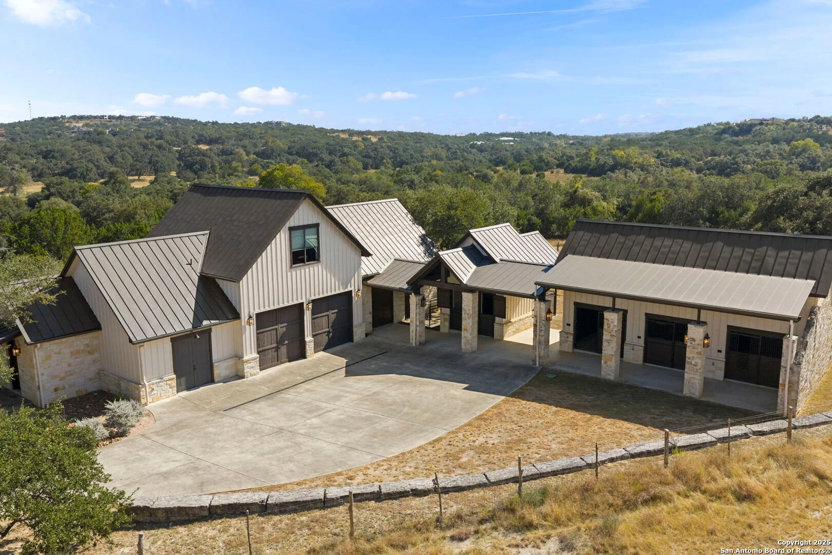 Exterior photo 3