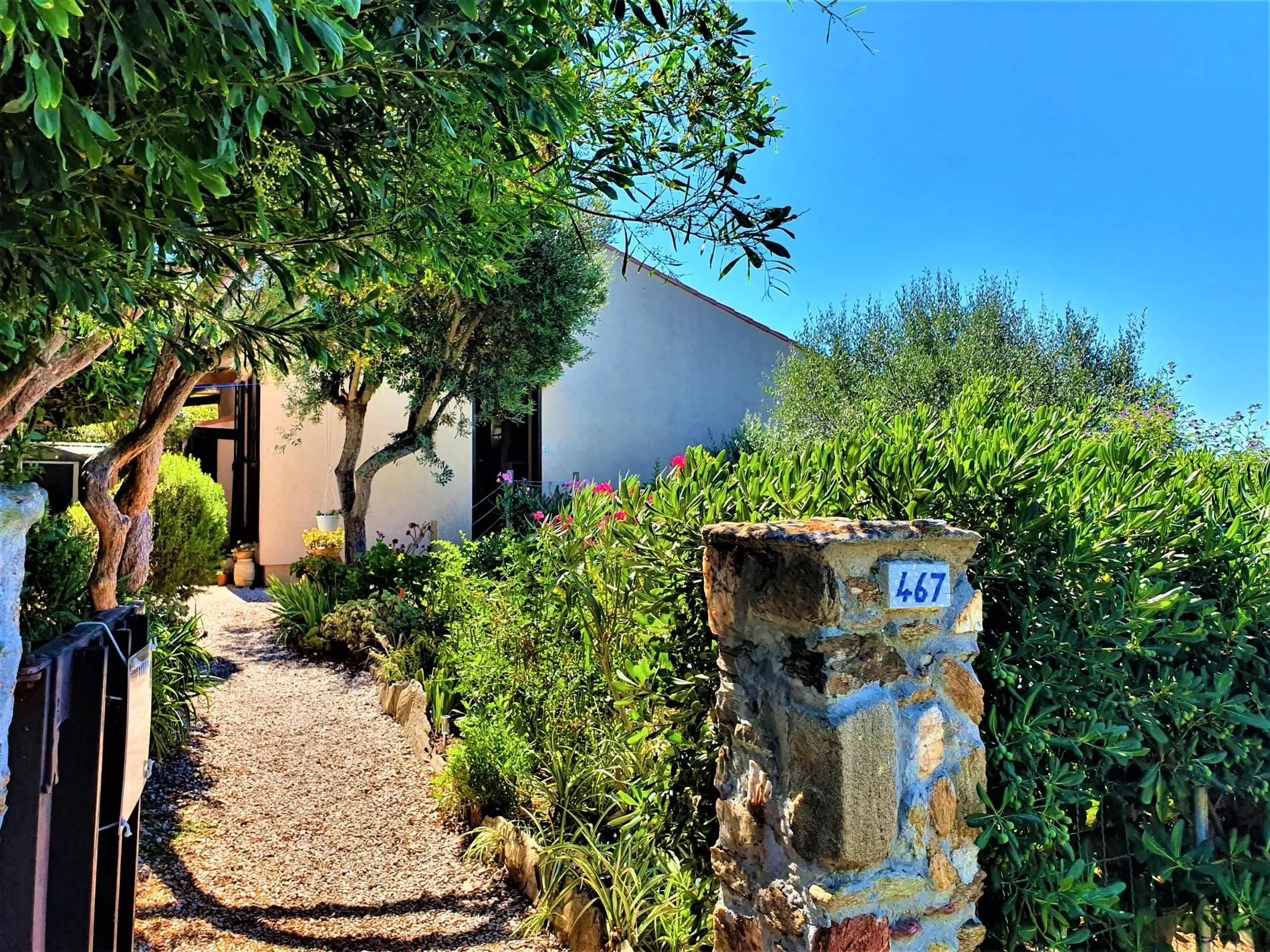 Exterior photo 3