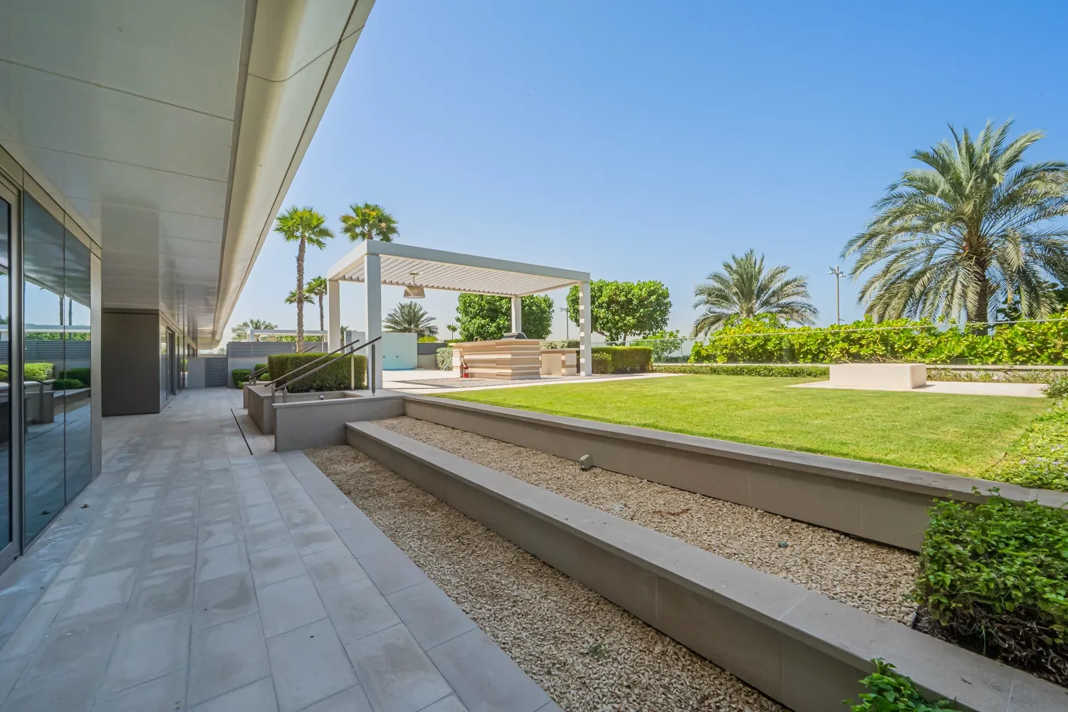 Exterior photo 5