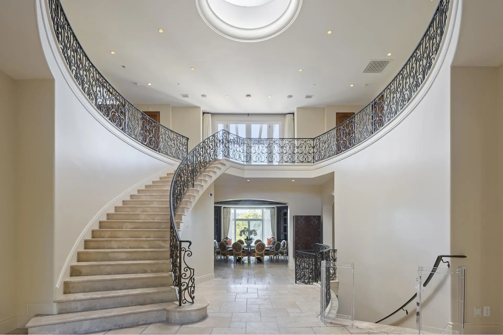 2157 Ravensfield Ln, Los Angeles, California, United States. - Photo 2