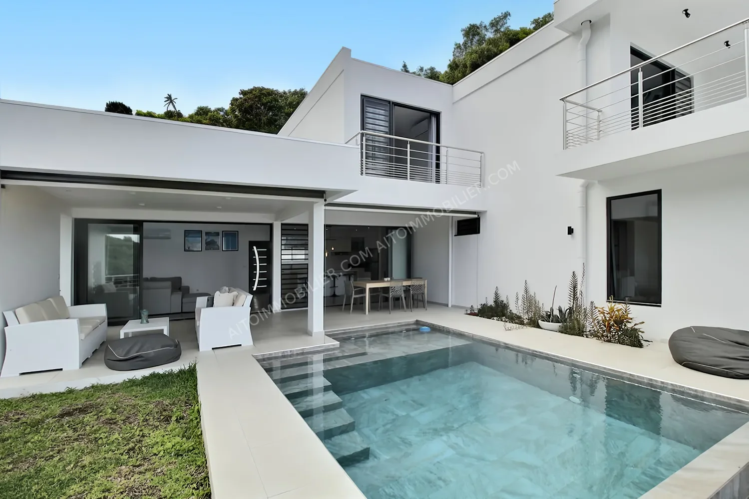Exterior photo 1