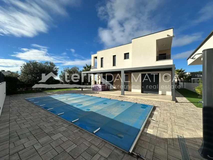 Exterior photo 3