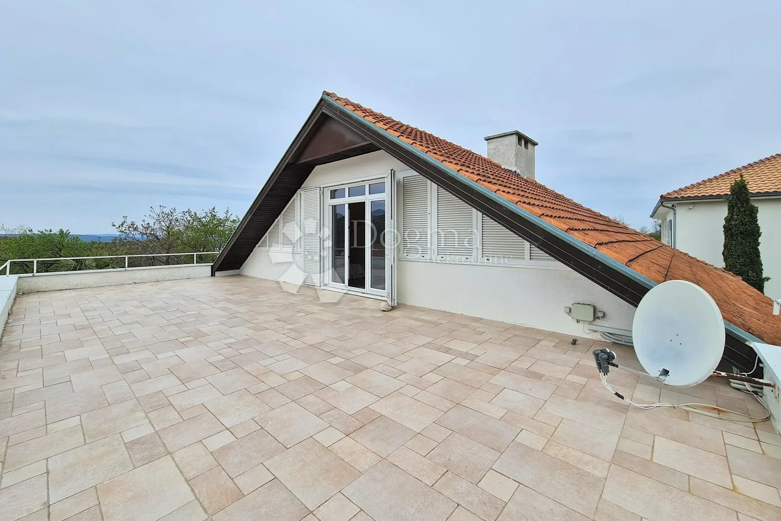 Exterior photo 3