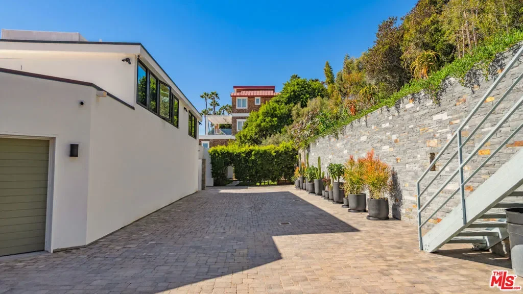 31388 Broad Beach Road, Malibu, California, United States. - Photo 17