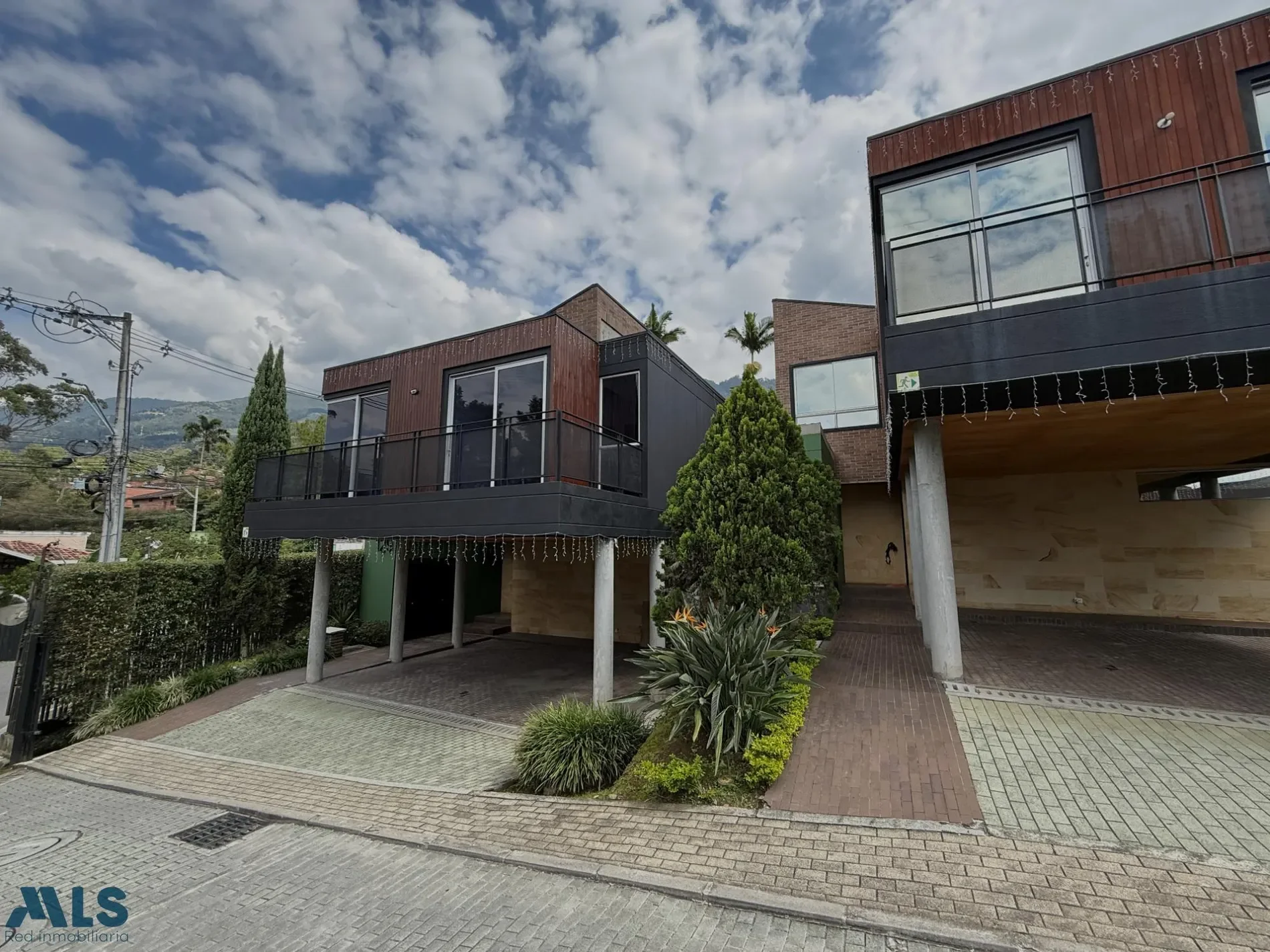 Exterior photo 4