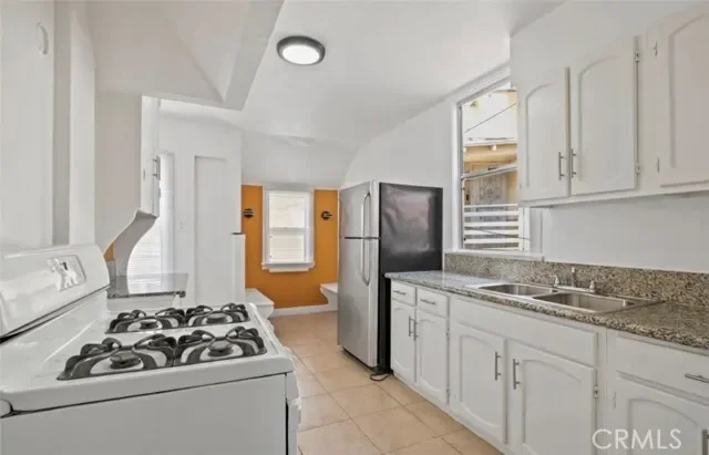 2116 S Palm Grove Ave, Los Angeles, CA 90016, Los Angeles, California, United States. - Photo 6