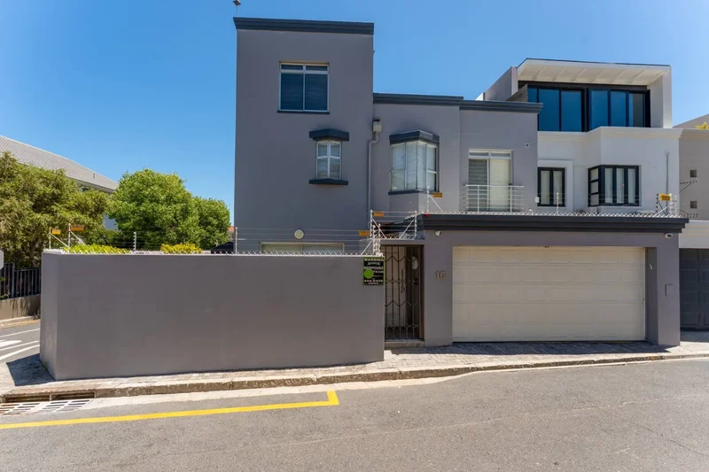 4 Bedroom House in Bantry Bay