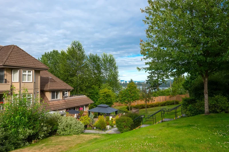 ENJOY A GREAT LIFESTYLE AT SHORELINE VILLA!!