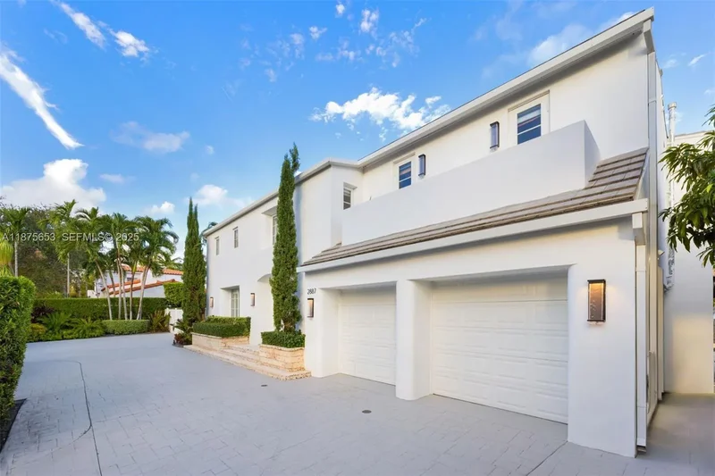 2887 Pine Tree Dr, Miami Beach, Florida, United States. - Photo 40