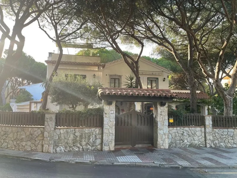 Investment Opportunity: Villa On The Second Line Of The Sea In The Costa Brava