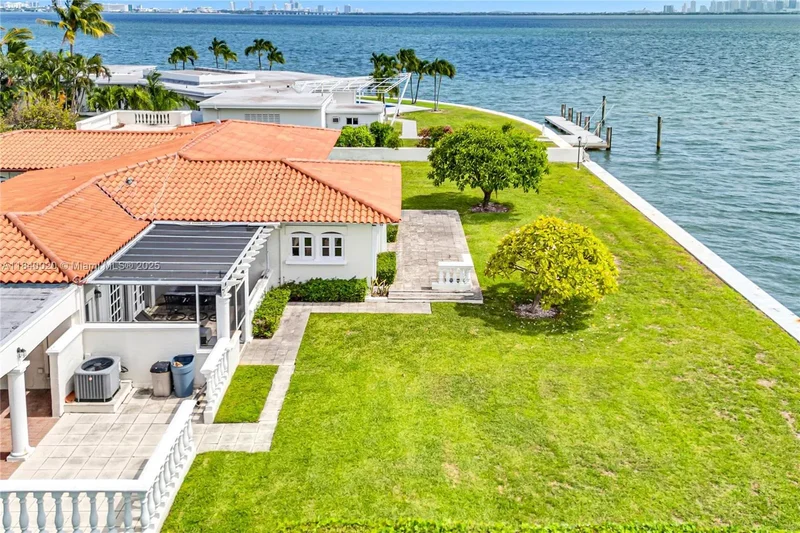 7500 W Treasure Dr, Miami Beach, Florida, United States. - Photo 4