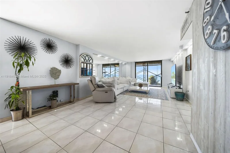 6061 Collins Ave 5F, Miami Beach, Florida, United States. - Photo 5