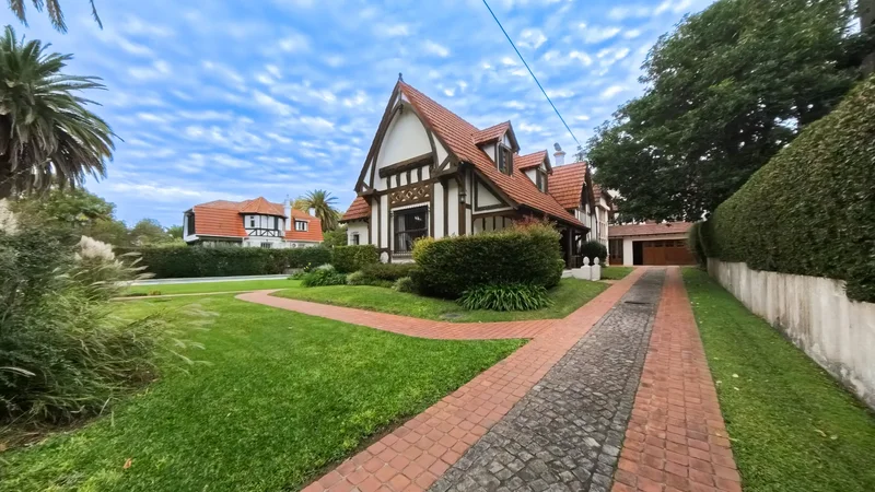 Exclusive and Sophisticated Residence in Olivos, Buenos Aires, B 1636, Olivos, Buenos Aires Province, Argentina. - Photo 14