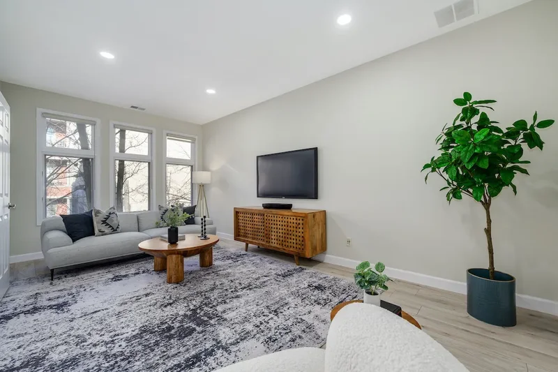 123 W Oak Street #K, Chicago, Illinois, United States. - Photo 23