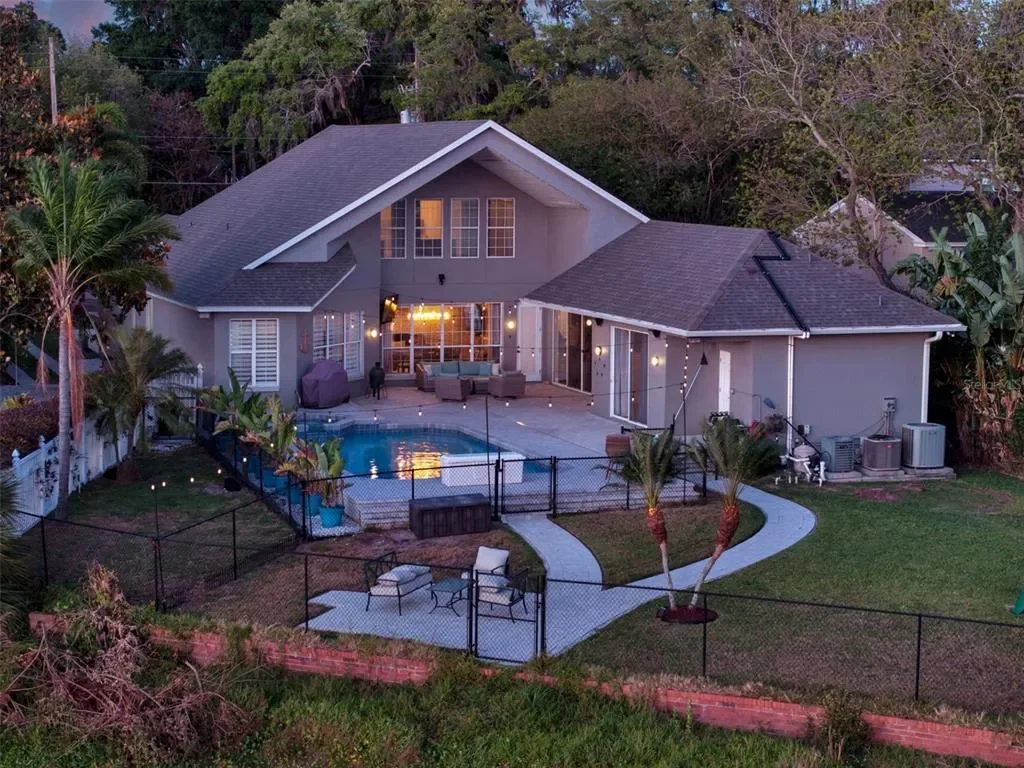 Exterior photo 5