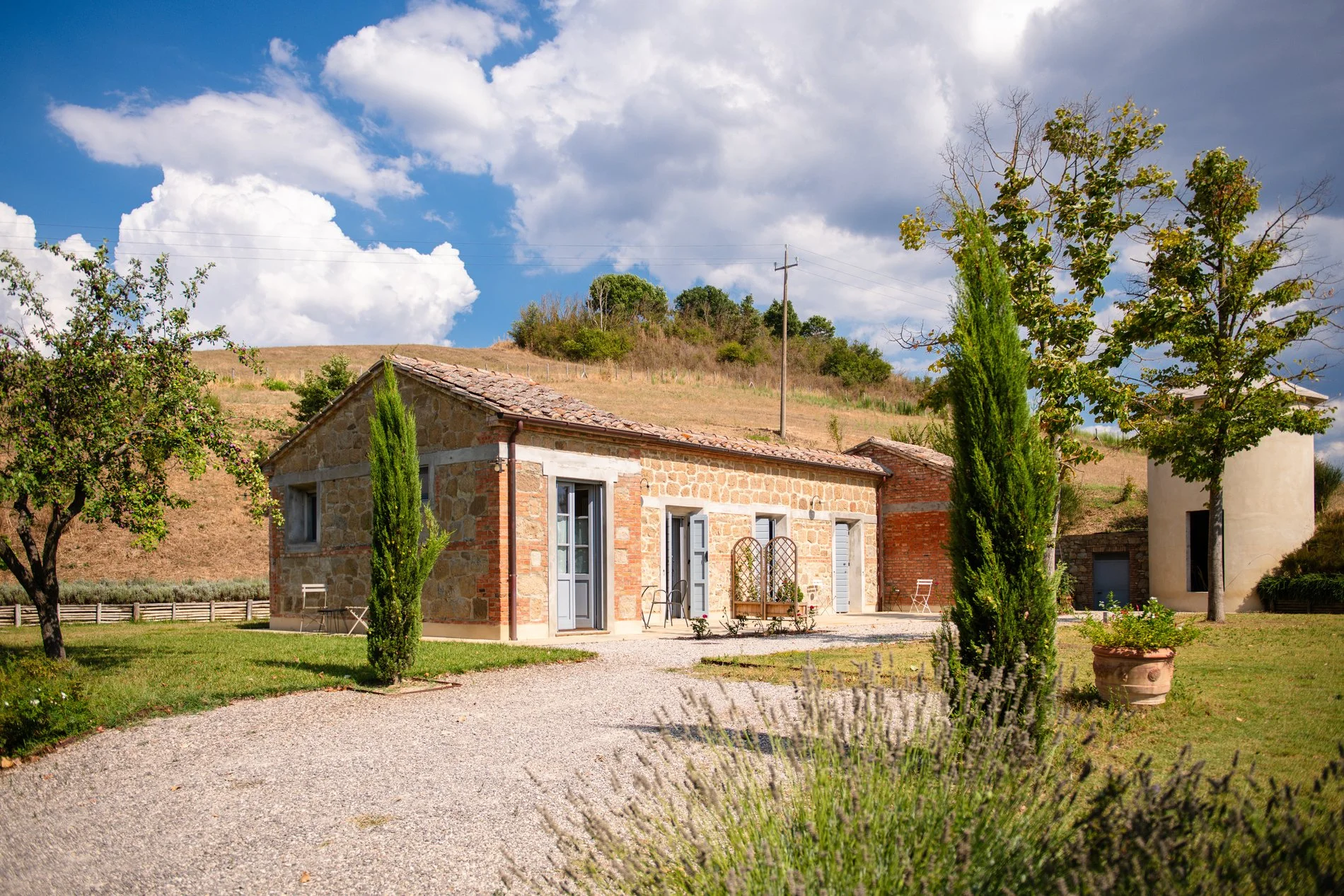 Exterior photo 8