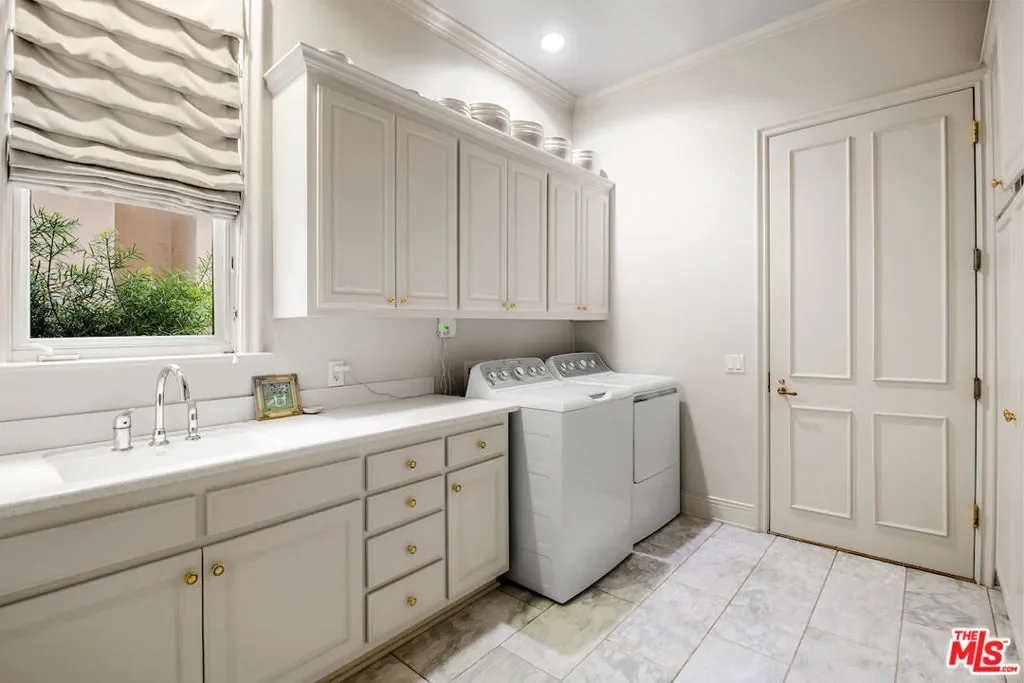 10275 Century Woods Drive, Los Angeles, California, United States. - Photo 7
