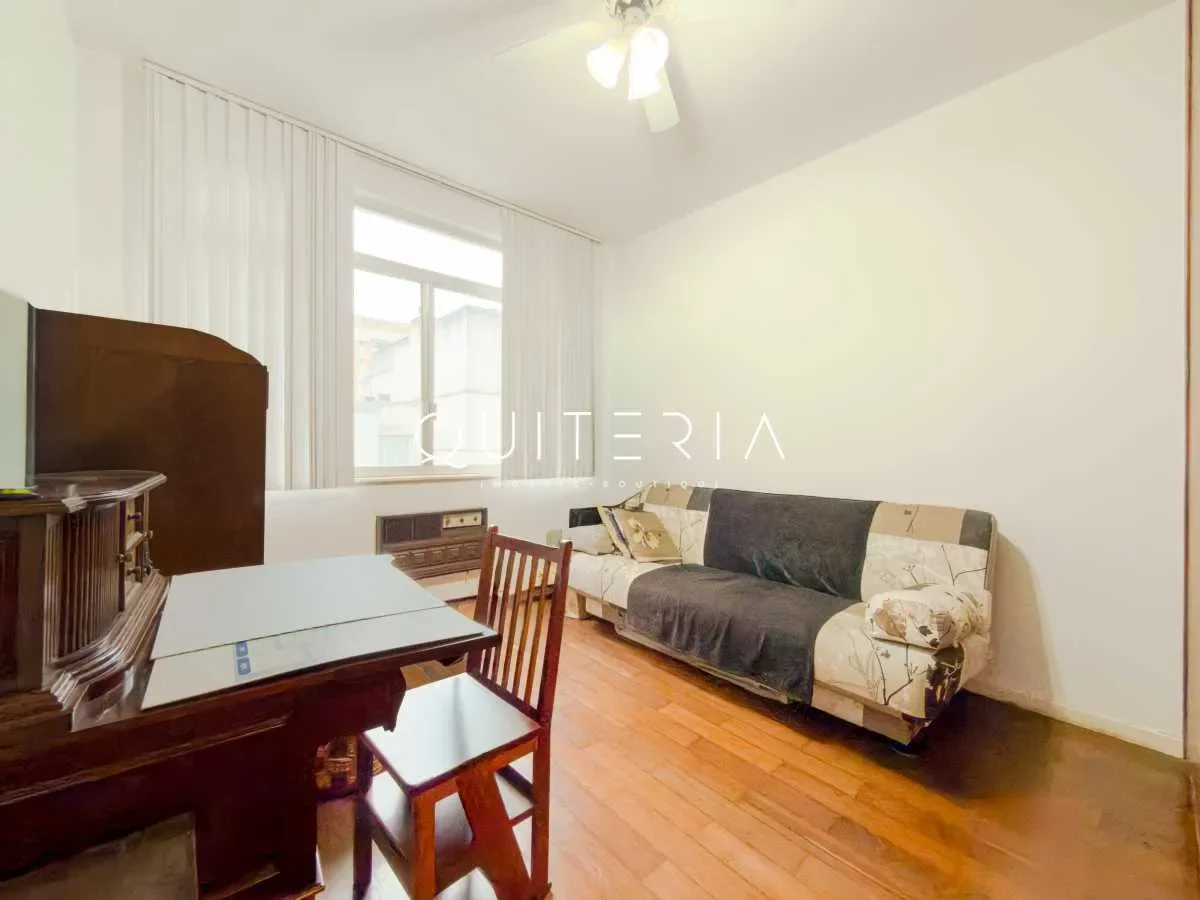Apartamento à venda com 153 m² na quadra da praia do Leblon, com 3 quartos, varandão e 2 vagas