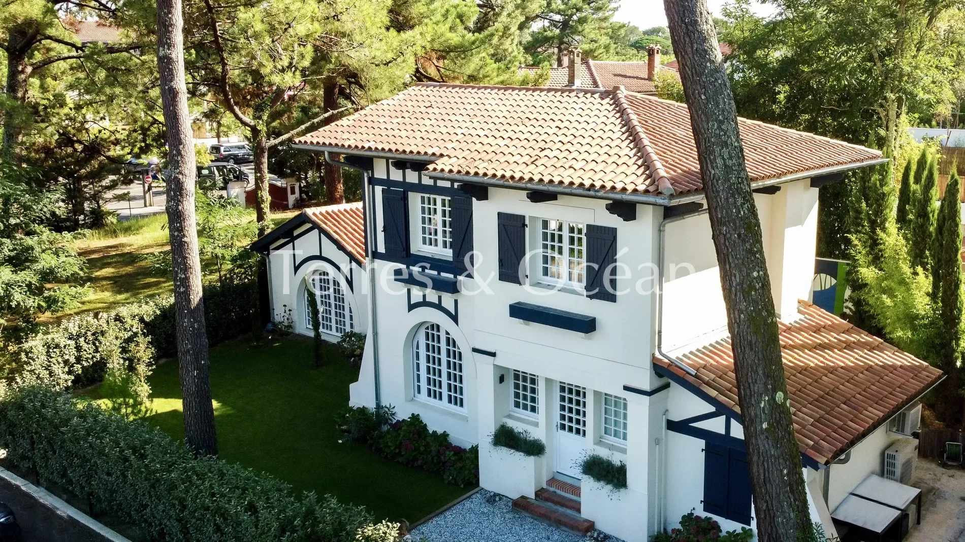 Exterior photo 4