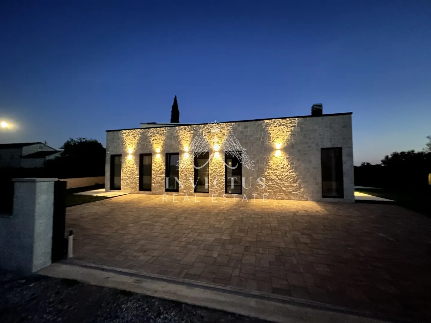 Exterior photo 2