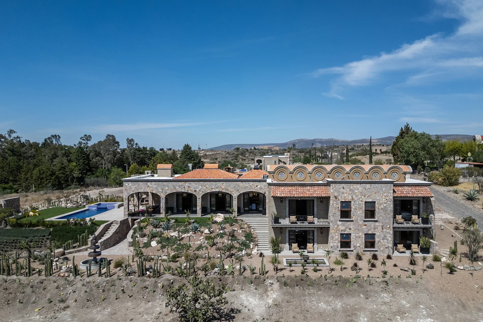 Exterior photo 1