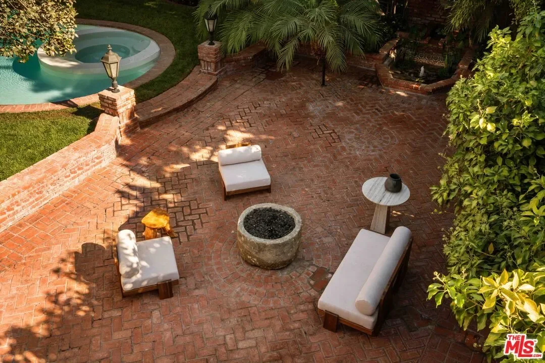 1364 Londonderry Pl, Los Angeles, California, United States. - Photo 8