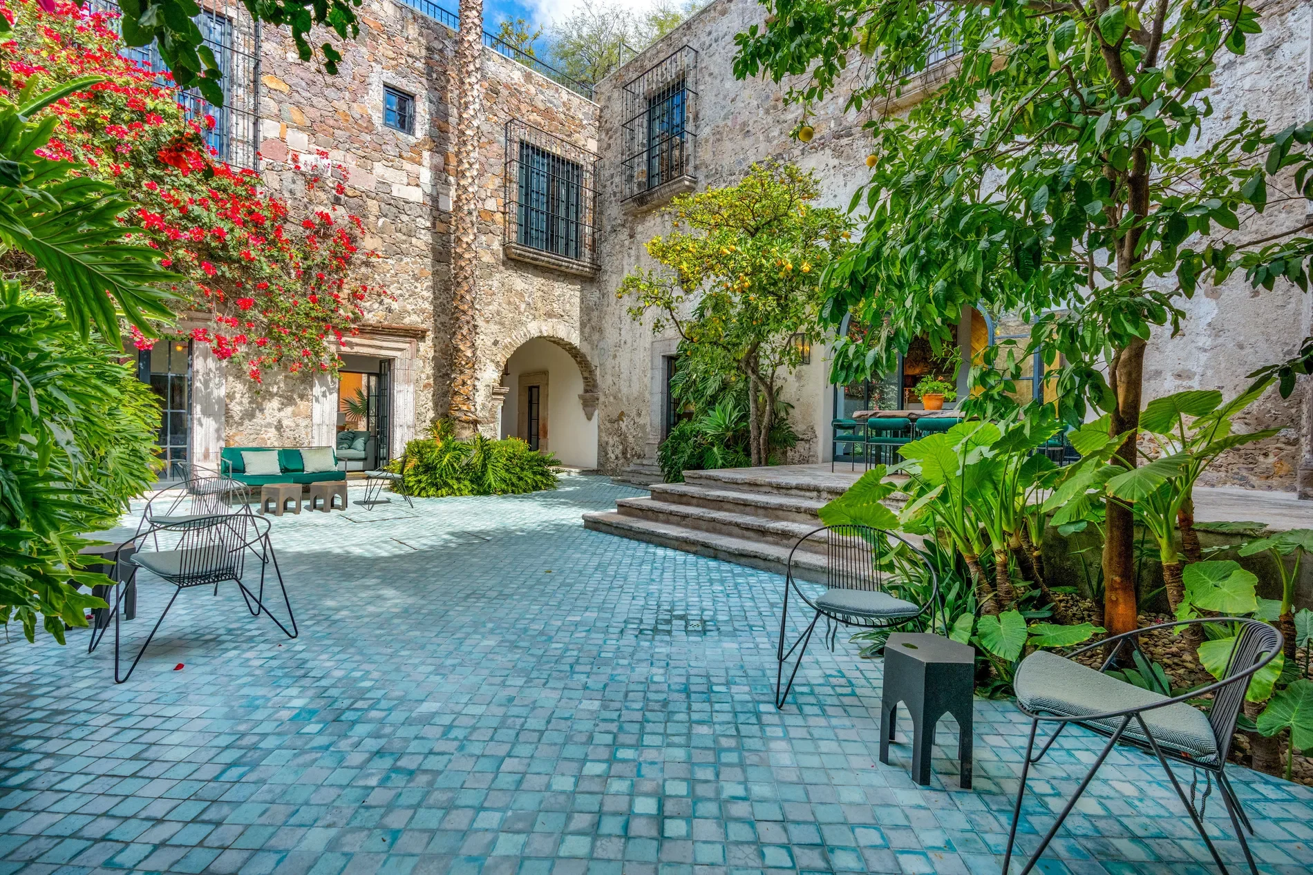 Exterior photo 6