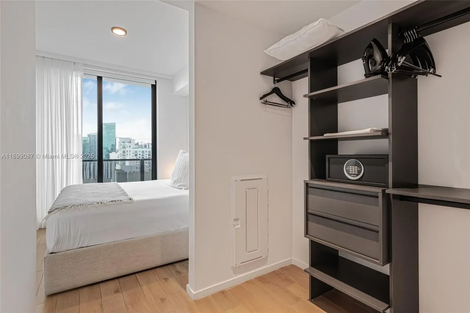 398 NE 5th St 3017, Miami, Florida, United States. - Photo 14