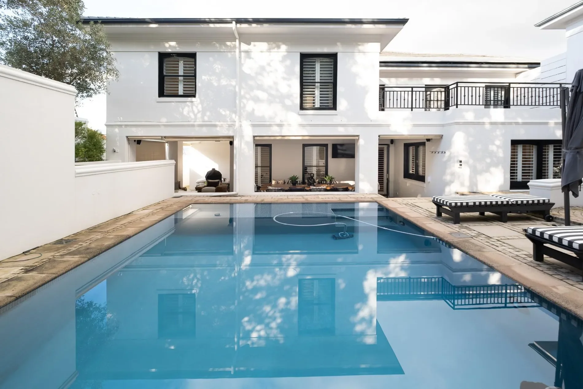 Exterior photo 6