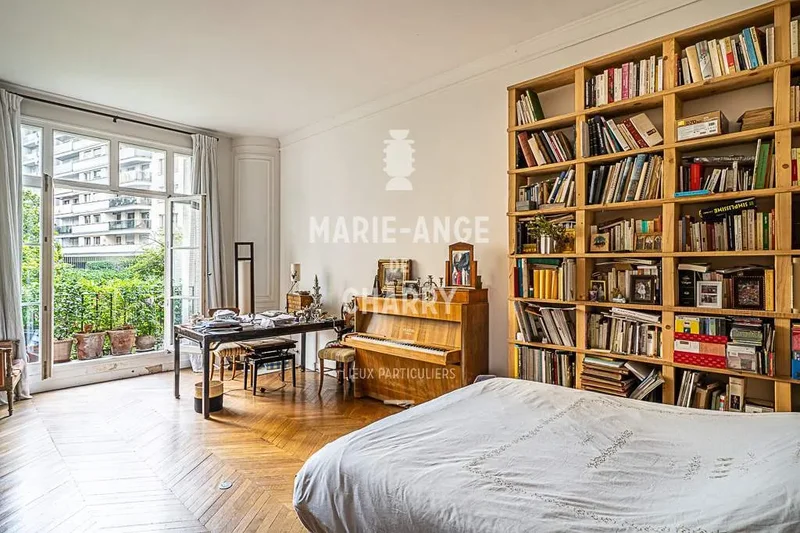 Square Lamartine, Paris, Île-de-France, France. - Photo 13