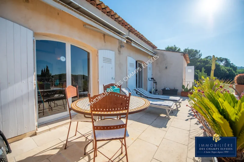 RAMATUELLE - 300 METERS FROM TAHITI BEACH - IN A SECURE ESTATE - DUPLEX WITH TERRACE - 4 PARKING SPA
