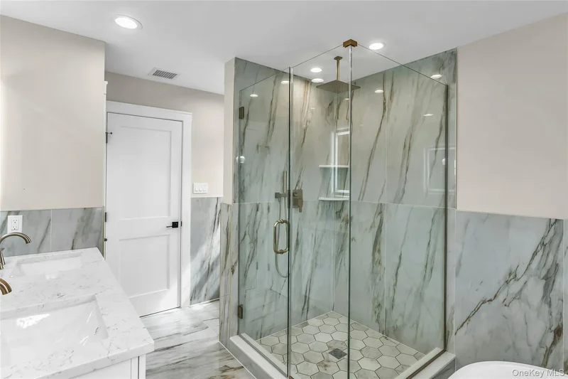 22 Cheshire Avenue, Syosset, New York, United States. - Photo 15